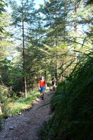 Zwei Wandernde auf Bergpfad