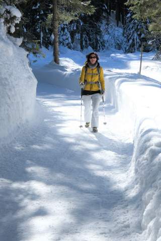 Winterwanderin auf geräumten Weg bei Seefeld