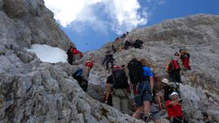 Der erste Klettersteig überhaupt führte 1843 auf den Hohen Dachstein, und noch heute ist das Gebiet ein Hotspot für Ferratisten – mit Konsequenzen wie hier am Randkluftsteig. Foto: Andreas Jentzsch