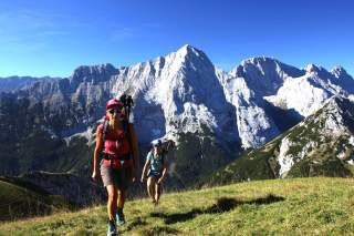 Bergsteigerinnen auf dem Anstieg zum Hochwanner.