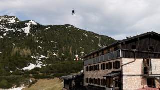 Ein Hubschrauber beliefert die Neue Traunsteiner Hütte in den Berchtesgadener Alpen..