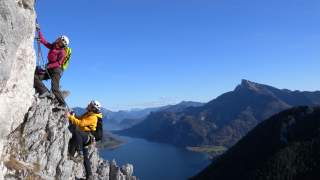 Auch an der Drachenwand, fotogen über dem Mondsee platziert, verlaufen Drahtseile. Massenandrang und etwas höhere Schwierigkeiten ergeben hier häufig Stau-Probleme. Foto: Andreas Jentzsch