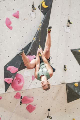 Para-Kletterer hängt kopfüber im Seil