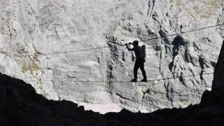 Ein Stück weiter nördlich, im Toten Gebirge, hat man am Großen Priel eher Ruhe – denn sein Klettersteig ist großzügig, schwierig und lang. Foto: Andreas Jentzsch