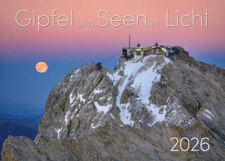 Blick auf einen schneebedeckten Berggipfel mit einer Bergstation bei Dämmerung und einem fast vollen Mond am Himmel, darüber der Titel „Gipfel und Seen im Licht 2026“.