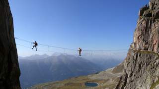 Ist eine Ferrata ohne Hängebrücke überhaupt komplett? Auch in der Schweiz scheint man das zu bezweifeln – und bereicherte das Eggishorn mit Nepal-Ambiente. Foto: Andreas Jentzsch
