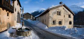 Blick ins Dorf. Engadinerhäuser im Winter.