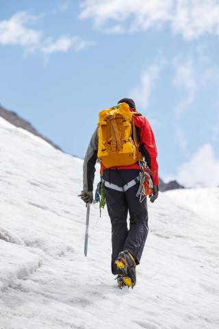 Bergsteiger mit Pickel und Steigeisen