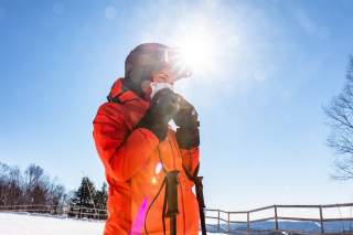 Wintersportlerin benutzt Taschentuch Wintersportlerin benutzt Taschentuch