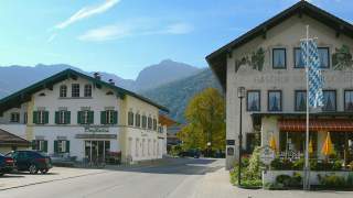 Der Dorfladen und der Gasthof Geigelstein in Schleching markieren das Zentrum des Ortes.