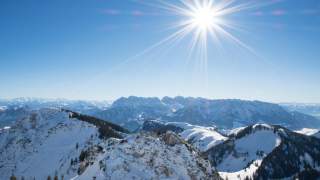 Ausblick auf das Winterpanorama und verschneite Gipfel vom Geigelstein aus.