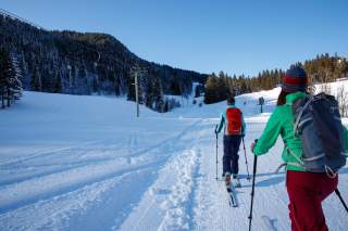 Zwei Skitourengeherinnen auf der Piste