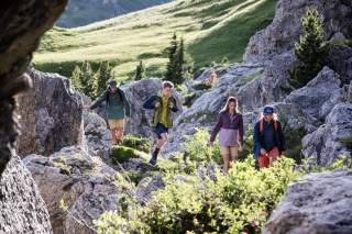 Eine Gruppe beim Wandern über Felsen