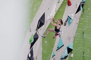 Wettkampfkletterin Anna Maria Apel im Vorstieg an einer künstlichen Kletterwand