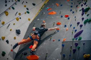 Mann an Kletterwand