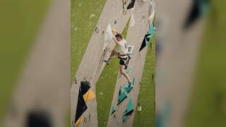 Wettkampfkletterer jubelt.