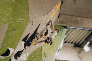 Wettkampfkletterer Yannick Nagel im Vorstieg an einer künstlichen Kletterwand
