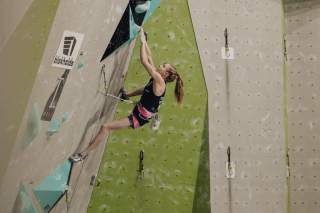 Wettkampfkletterin Anna Maria Apel im Vorstieg an einer künstlichen Kletterwand