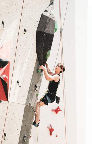 Para-Kletterer an Wand