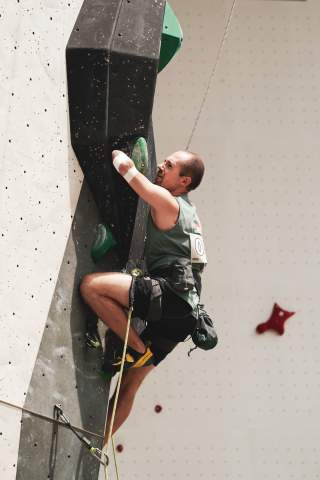 Para-Kletterer an Wand