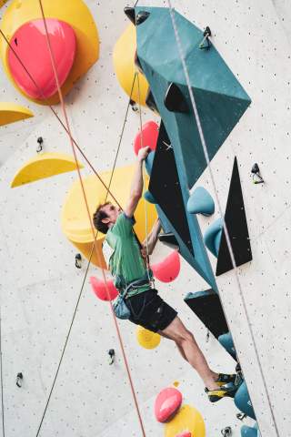 Para-Kletterer an Wand