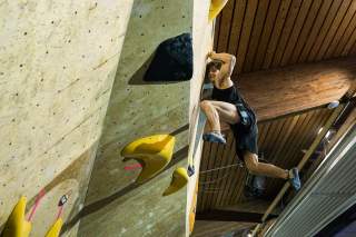 Boulderer Thorben Bloem an der Wettkampfwand