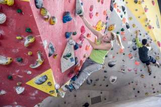 Menschen in einer Halle beim Bouldern