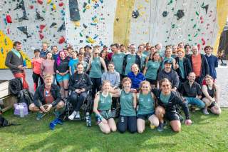 Gruppenfoto vor Kletterwand