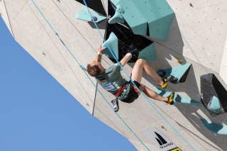 Kletterer an Boulderwand