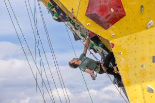 Para-Kletterer an Wand