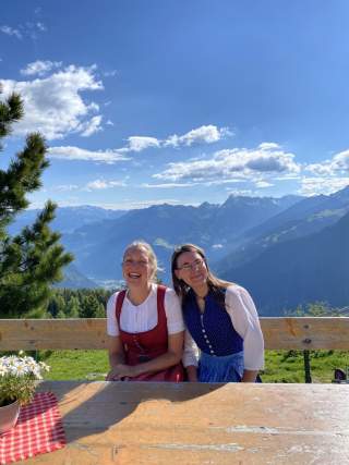 Wirtin Corina und Köchin Eva auf der Terasse Foto: Corina Epp