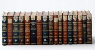 Eine Reihe alter Bücher. Auf den Buchrücken stehen Jahreszahlen. Darunter ist ein Edelweiß aufgedruckt.