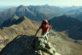 Bergsteigerin am Anstieg zum Acherkogel in den Stubaier Alpen