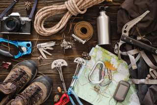 Seil, Karabiner, Trinkflasche und weitere kleine Gegenstände, die beim Bergsteigen nicht fehlen sollten.