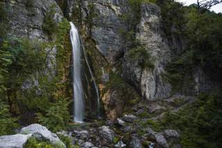 Wasserfall an bewachsenen Felsen