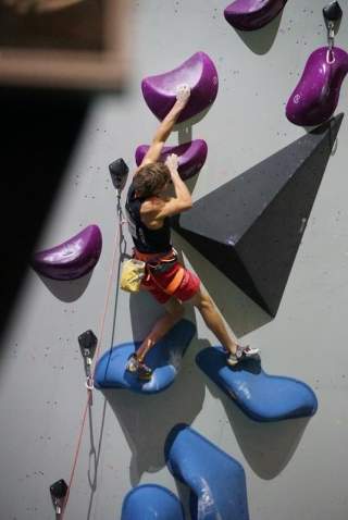 Kletterer an Kletterwand