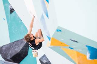 Alex Megos am Boulder.