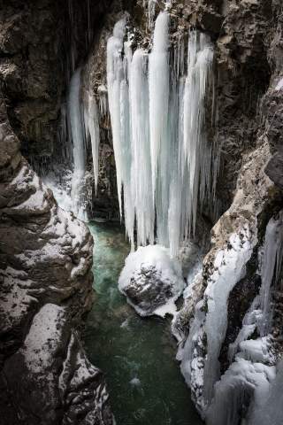Eiszapfen in winterlicher Klamm