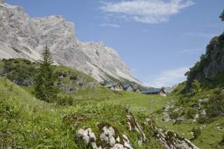 Blick auf die steinernen Berge von einer Almwiese aus.