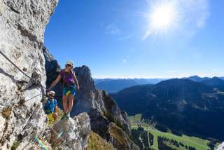Zwei Menschen auf Klettersteig Zwei Menschen auf Klettersteig