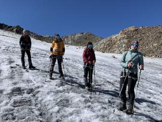 Vier Frauen stehen in Schneefeld