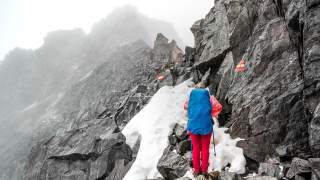 Anspruchsvoller Steig mit Schneeresten am Pitztaler Jöchl