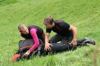 Zwei Menschen leisten Erste Hilfe am Berg