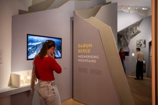 Besucherin in der Dauerausstellung 