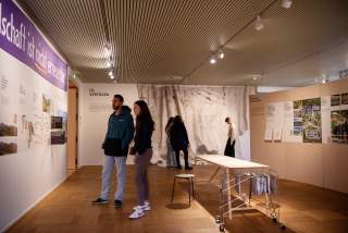 Besucher*innen in der Sonderausstellung 