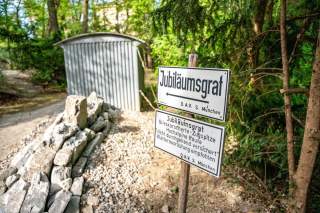 Jubiläumsgrat auf dem Weg zur Biwakscachtel im Garten des Alpinen Museums