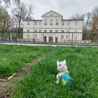 Osterhase mit Osterei vor dem Alpinen Museum