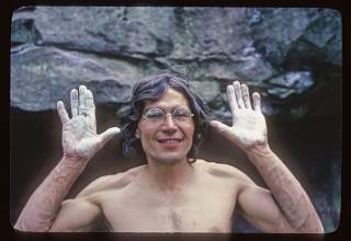 Reinhard Karl (1946-1982), mit Magnesium an den Händen in Patagonien, 1979.