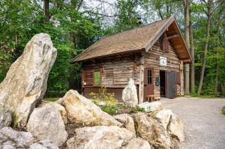 Höllentalangerhütte im Garten des Alpinen Museums mit Alpinum im Vordergrung