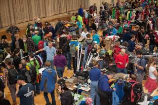 Der gut gefüllte Alpin-Flohmarkt mit vielen Ständen, Käufer*innen und Verkäufer*innen.